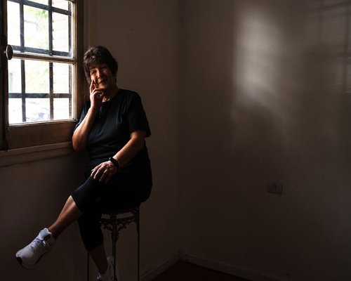 Escritorio junto a una ventana con luz natural en un departamento peruano