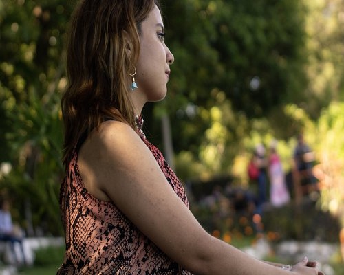 Chico pensando mientras toma un descanso del celular